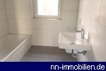 Tageslichtbad mit Wanne und Dusche
