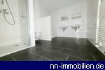 Sanitrausstattung mit Doppelwaschbecken, Wanne, Dusche und WC