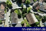 Vogelperspektive zeigt Grundstck samt Gebude