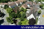 Vogelperspektive zeigt Grundstck samt Gebude