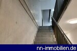 Stilvolles Treppenhaus mit klarer Linienfhrung und Sichtbetonwand 