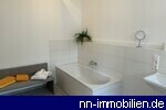 Tageslichtbad mit Wanne und Dusche