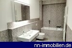 Modernes Badezimmer mit stilvollen Wandfliesen.
