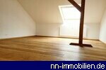 Helles Schlafzimmer groem Dachfenster und Parkettboden