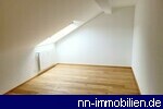gut mblierbarer Schlafbereich mit Parkettboden