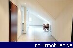 Heller Flurbereich mit groformatigen Feinsteinzeugplatten