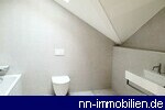 Modernes Tageslichbad mit Wanne und Waschbecken