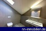 Modernes Tageslichbad mit Wanne und Waschbecken