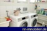 geflegter Gemeinschaftsraum - Waschkche mit Waschmaschine, Trockner und Waschbecken