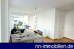 offener Wohnbereich mit Zugang zur Terrasse