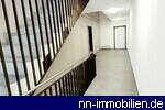 geplegtes Treppenhaus mit Aufzug