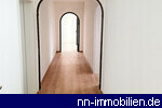 grumiger und heller Flurbereich mit neuem Laminatboden
