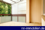 teilweise berdachter Balkon