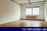 gut mblierbares Schlafzimmer mit neuem Laminatboden