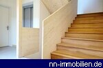 frdl. Treppenhaus mit Aufzug