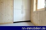 frdl. Flurbereich mit praktischem Einbauschrank