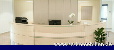 Moderner, heller Empfangsbereich  Inventar durch KI ausgestattet