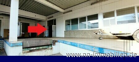 �berdachte LKW-Anlieferungsrampe mit Hebeb�hne