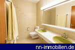 frdl. Duschbad mit Doppelwaschbecken!