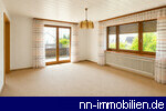Wohnbereich mit Zugang zur Terrasse - KI-generiertes Bild, Abweichungen m�glich