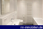 Bad mit Wanne und Waschtischunterschrank - KI-generiertes Bild, Abweichungen m�glich