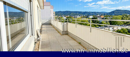 großzügige und umlaufende Terrasse großzügige und umlaufende Terrasse