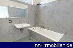 Tageslichtbad mit Wanne